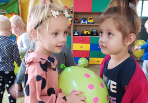 Dzieci tańczą z balonem